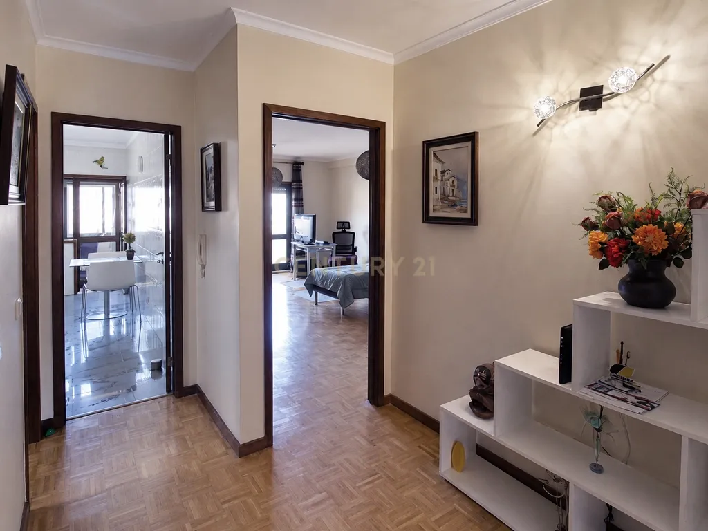 Apartamento T2+1 com Garagem, Varandas em Canidelo Vila Nova de Gaia - Image 4