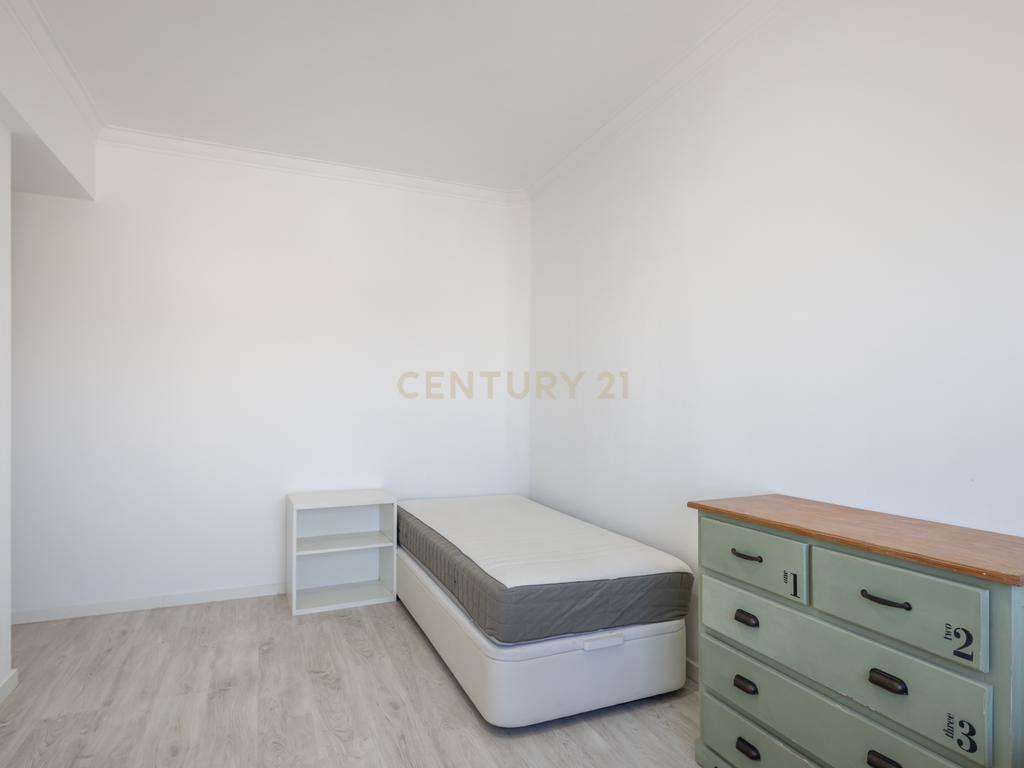 Apartamento T3 para arrendamento - 5 piso c/elevador - Amora - Image 11
