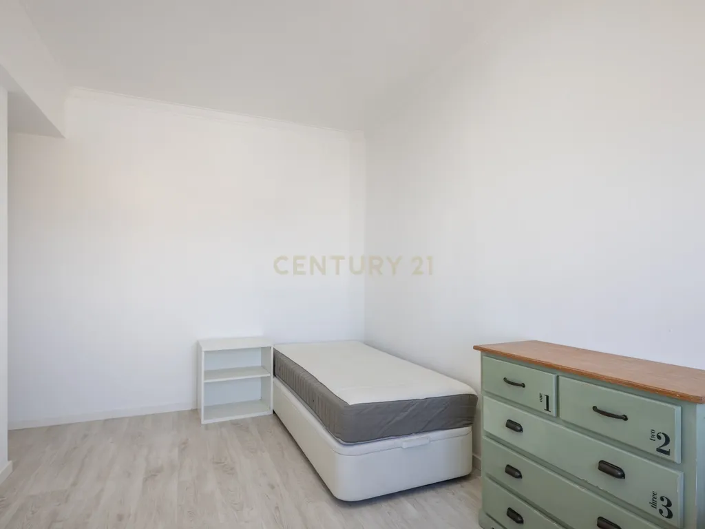 Apartamento T3 para arrendamento - 5 piso c/elevador - Amora - Image 11
