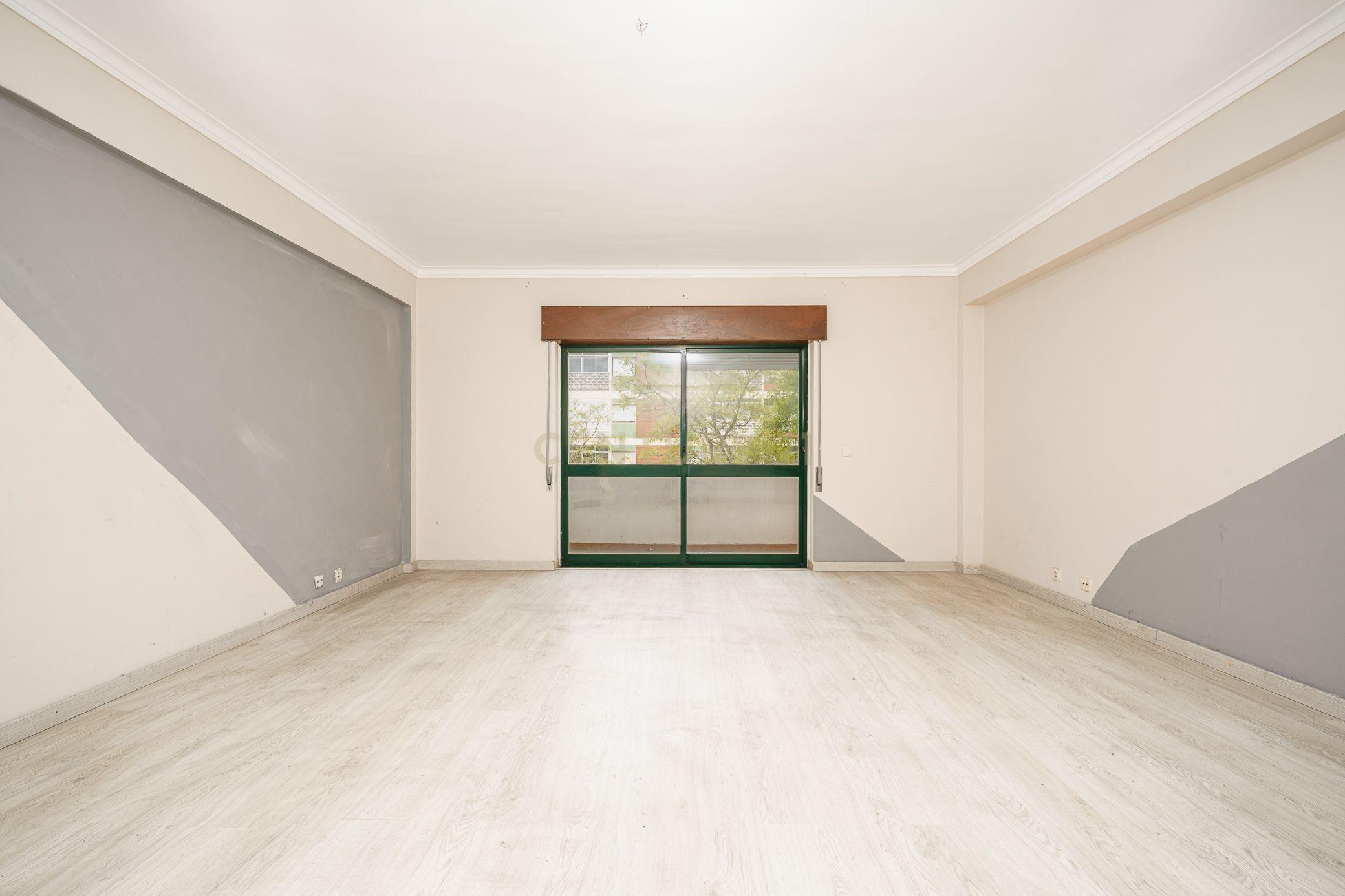 Apartamento T2 com Parqueamento, Varandas e Lareira - Perto do Centro da Cidade - Image 5