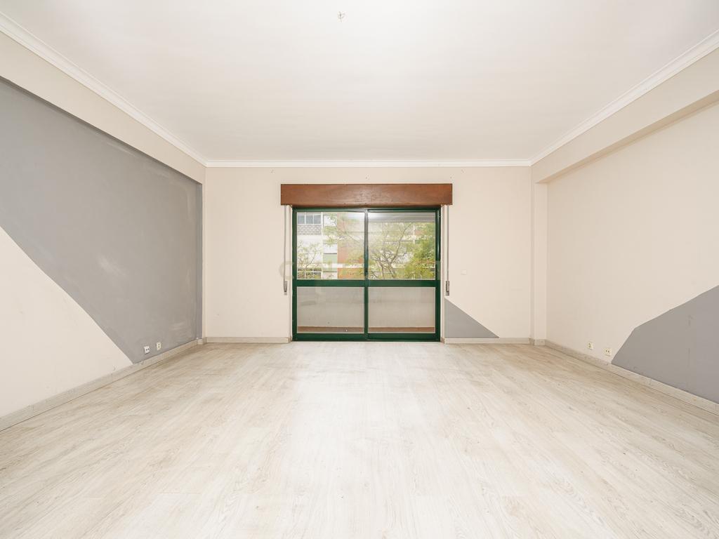 Apartamento T2 com Parqueamento, Varandas e Lareira - Perto do Centro da Cidade - Image 5