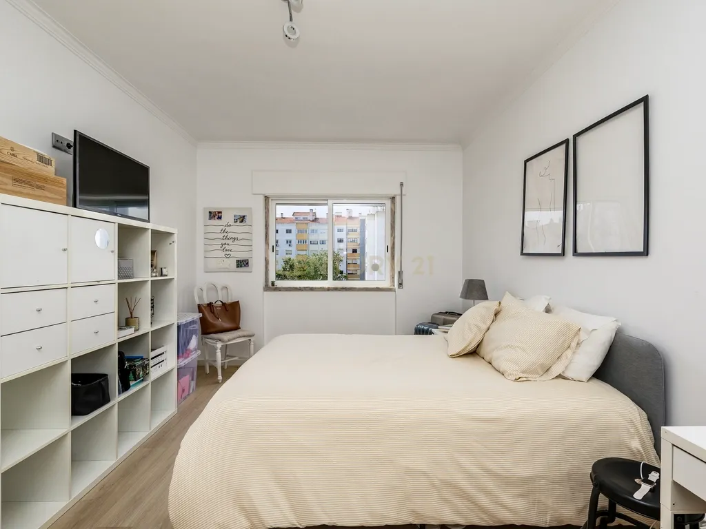 Apartamento T3 Remodelado em Massamá (Rua Miguel Torga) - Image 16