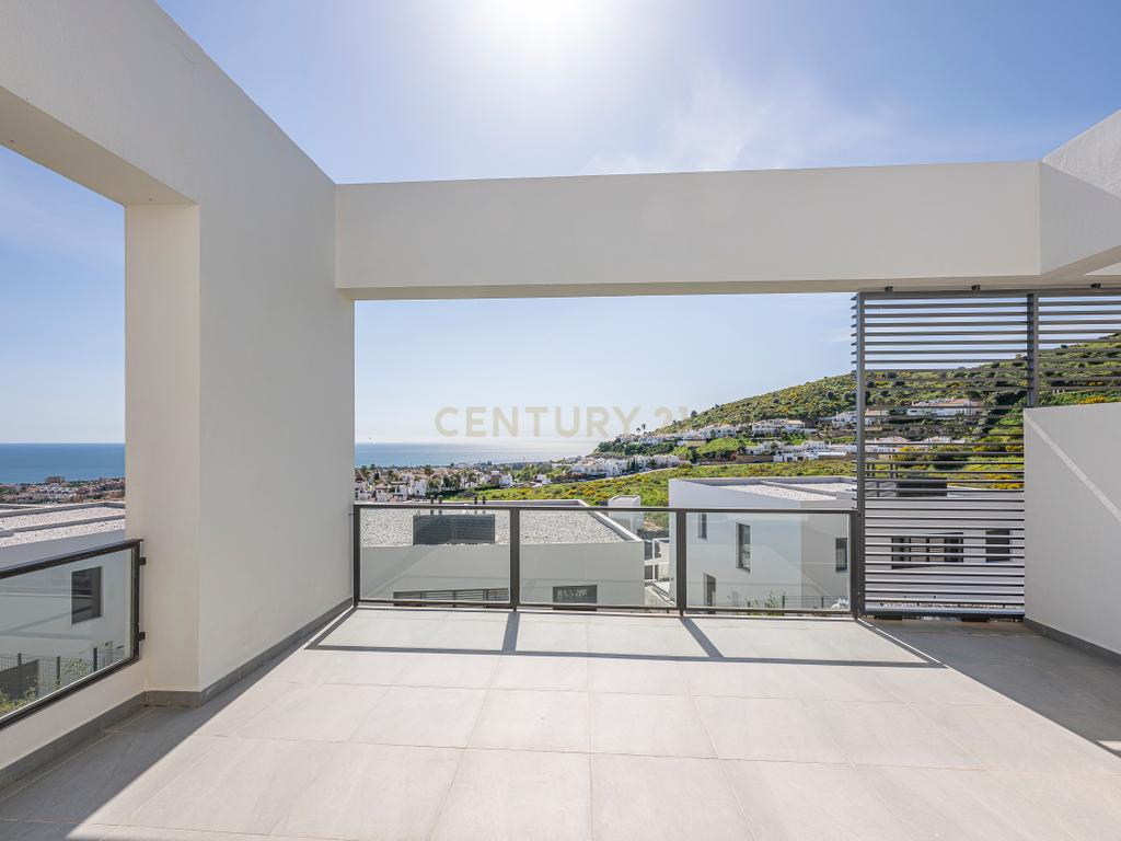 Moradia geminada nova para venda (2024) – Onde o mar, a luz e a tranquilidade se tornam o seu estilo de vida No coração da Costa del Sol, onde o azul do mar se funde com o céu e a brisa marítima o acaricia todas as manhãs, encontrará quatro espetaculares moradias geminadas novas, construídas em 2024, concebidas para aqueles que sonham em viver num ambiente privilegiado. Cada casa foi projetada para cativá-lo desde o primeiro momento. As suas vistas deslumbrantes para o mar acompanham cada momento do dia, enchendo os espaços de luz, serenidade e beleza natural. Aqui, cada nascer do sol torna-se um espetáculo e cada pôr do sol um momento para recordar. As casas têm três quartos espaçosos e três casas de banho, com espaços luminosos e cuidadosamente projetados para oferecer conforto, privacidade e bem-estar. Tudo é novo, com um estilo moderno que combina elegância, funcionalidade e harmonia com o ambiente mediterrâneo. Para aqueles que procuram algo ainda mais exclusivo, existe a opção de combinar duas propriedades, criando uma casa verdadeiramente única com até 6 quartos, ideal para famílias numerosas, receber convidados ou para aqueles que desejam espaço sem sacrificar o conforto. Venda de casa geminada nova construída em (2024) – Onde o mar, a luz e a tranquilidade se tornam o seu estilo de vida - Image 45