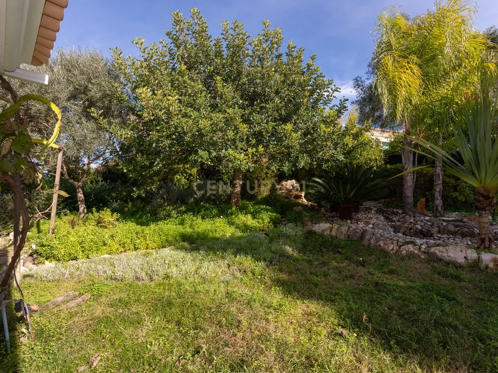 Vivenda exclusiva de construção moderna, 4 suítes, jardim imersivo com lago e viabilidade para piscina. - Image 37