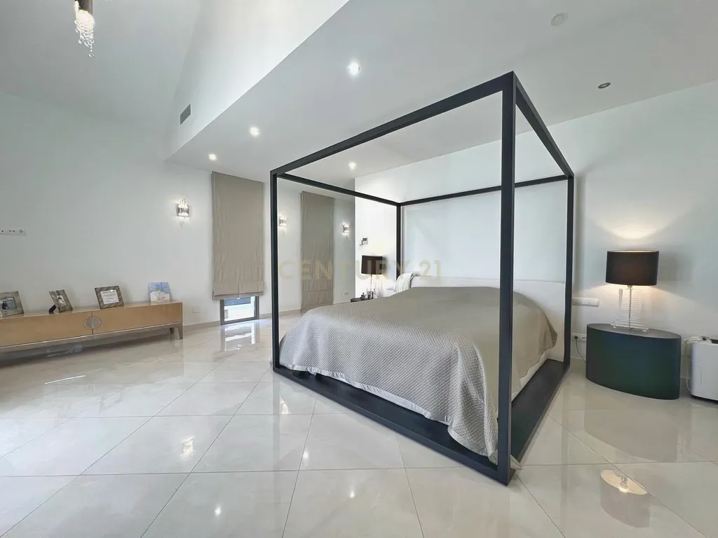 Elegante moradia mediterrânea de cinco quartos com vista para o prestigiado campo de golfe Valderrama, em Sotogrande Alto - Image 16