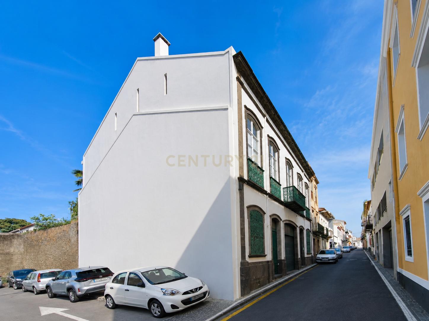 Fotografia 3 de Residência Histórica de 8 Quartos no Centro de Ponta Delgada | Jardins | Garagem para 4 Carros - S.Miguel