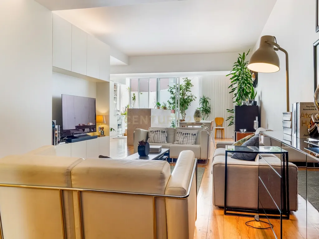 Extraordinário apartamento T3+1 com pátio exterior privado, junto ao Campo Pequeno, Lisboa. Em Venda! - Image 1