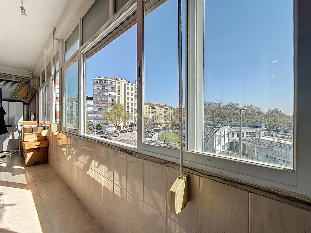 Apartamento T3 em Amora, Seixal - Oportunidade Única! - Image 10
