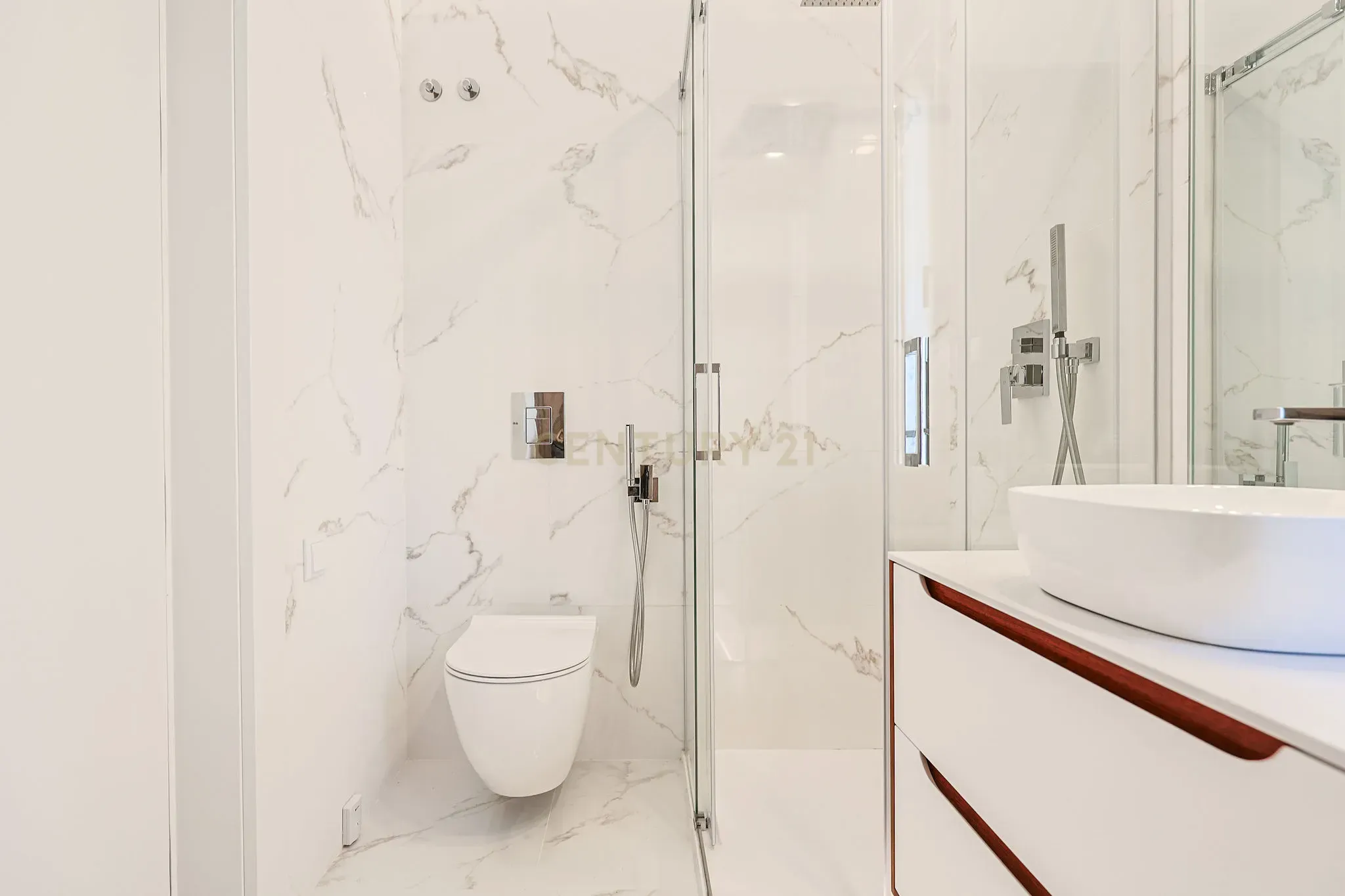 Fotografia 9 de Moradia T5 com Piscina e Domótica - Nova Construção na Charneca da Caparica