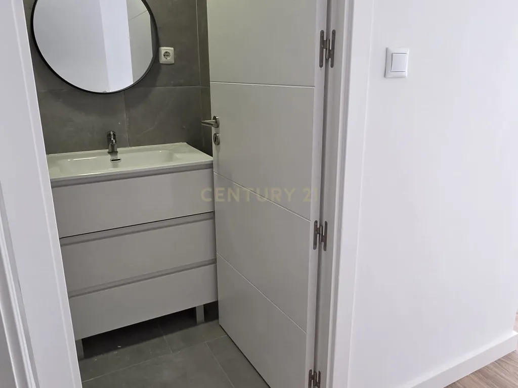 Apartamento Renovado em Algés, Oeiras - 2 Quartos e 2 WC - Image 30