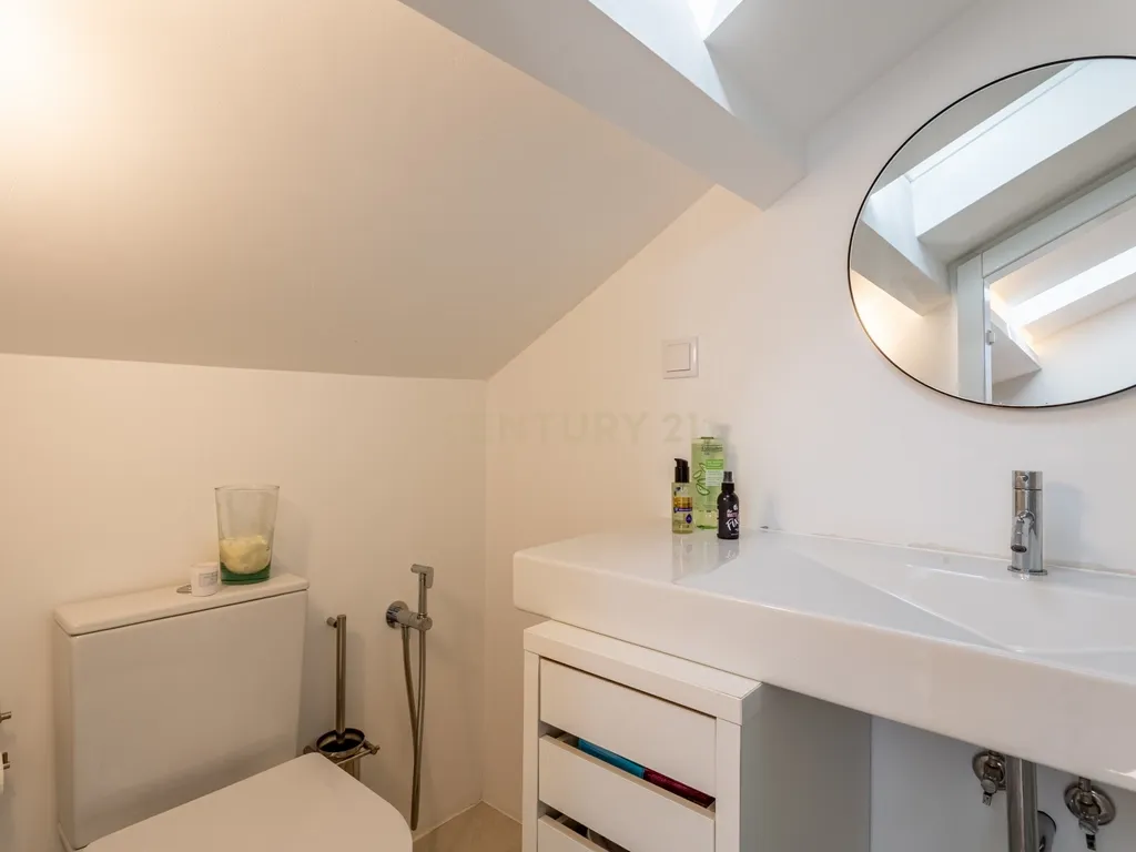 Apartamento T2 transformado em T3 com charme único em Alvalade - Image 27