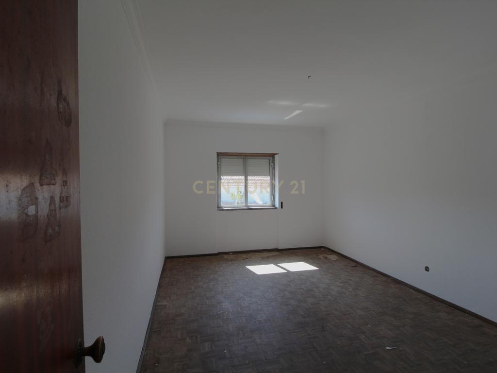 Encantadora Moradia com Jardim em Santiago dos velhos. - Image 14