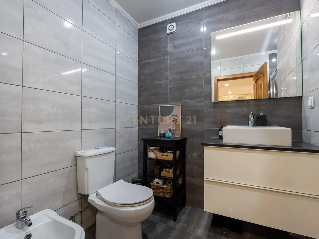* ESPECTACULAR APARTAMENTO NO CENTRO DE MAFRA, COM VARANDA E PARQUEAMENTO * - Image 27