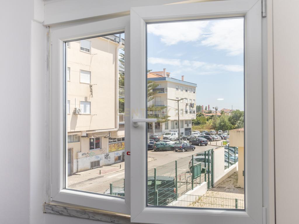 Apartamento T3 mais sótao, num 1 andar em Amora - Seixal - Image 8