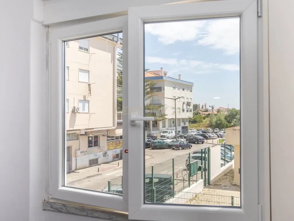 Apartamento T3 mais sótao, num 1 andar em Amora - Seixal - Image 8