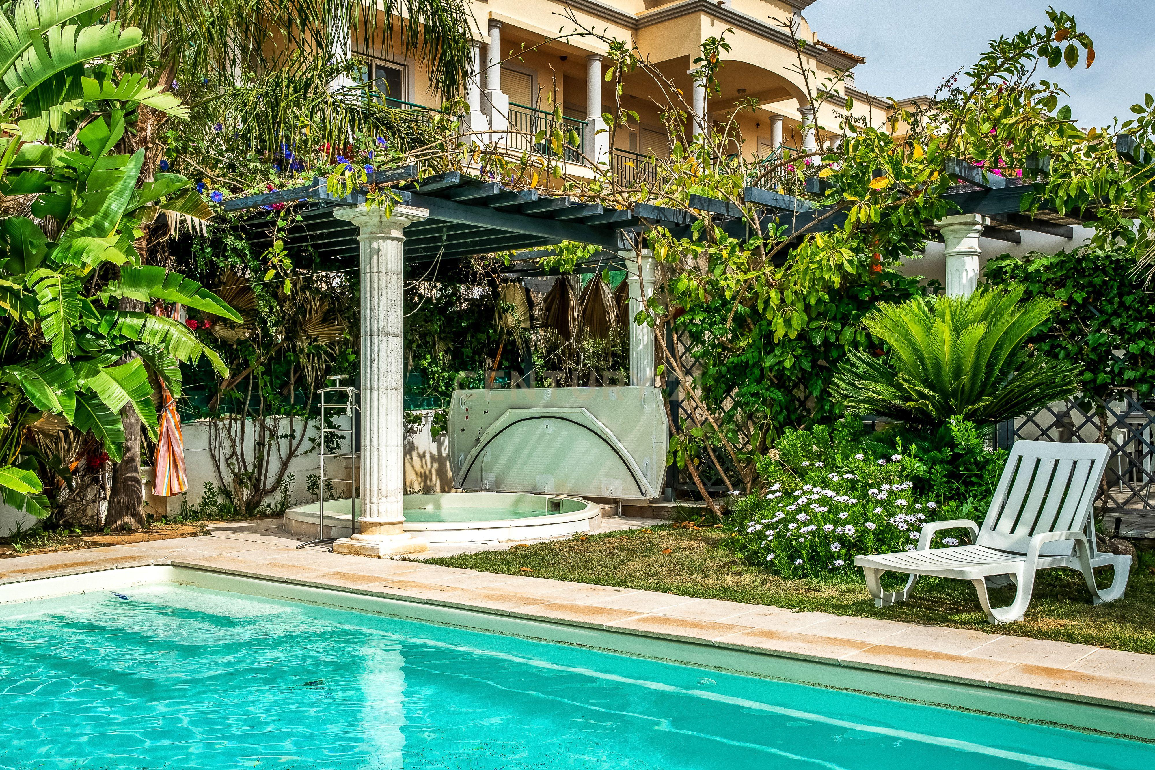 Fotografia 11 de Magnífica Moradia Individual de 300 m2 com Piscina Aquecida e Jacuzzi - Guia Albufeira
