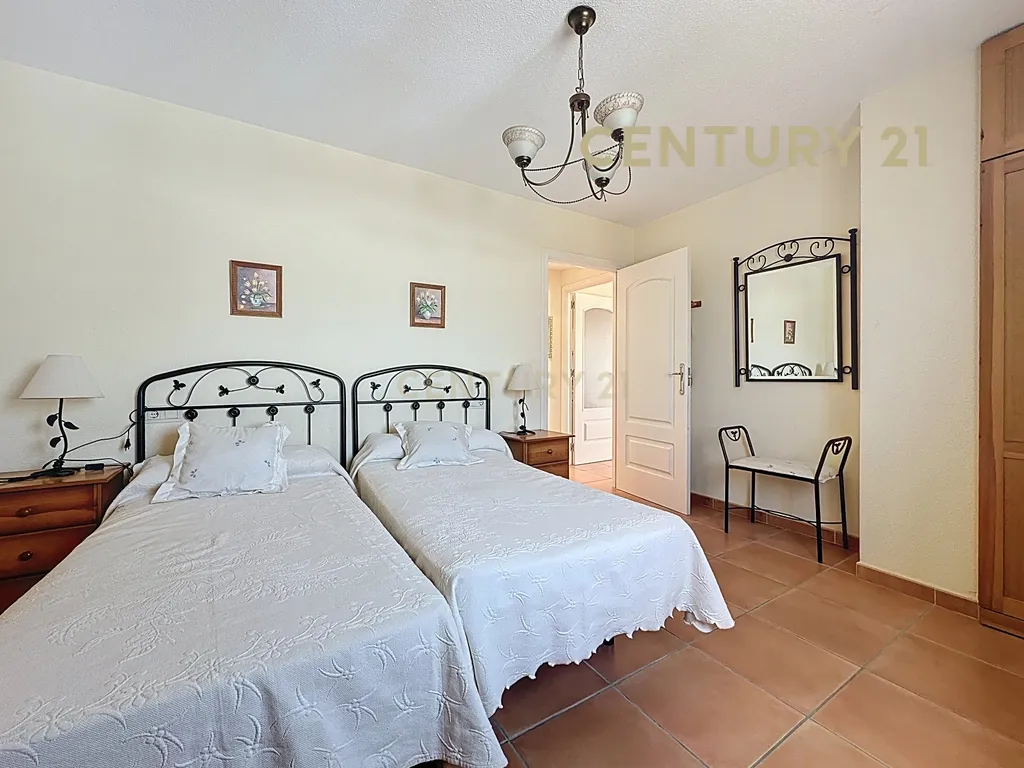 Apartamento de um quarto para arrendar em Torrox Costa com terraço e piscina - Image 6