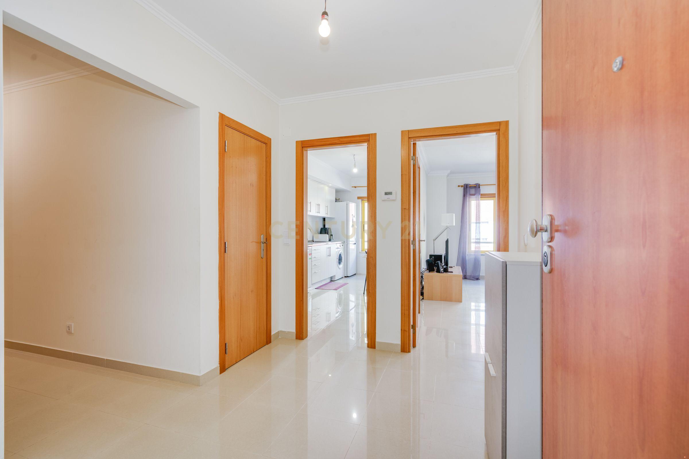 Fotografia 4 de Apartamento T2 com Varanda em Loures - Oportunidade Única!