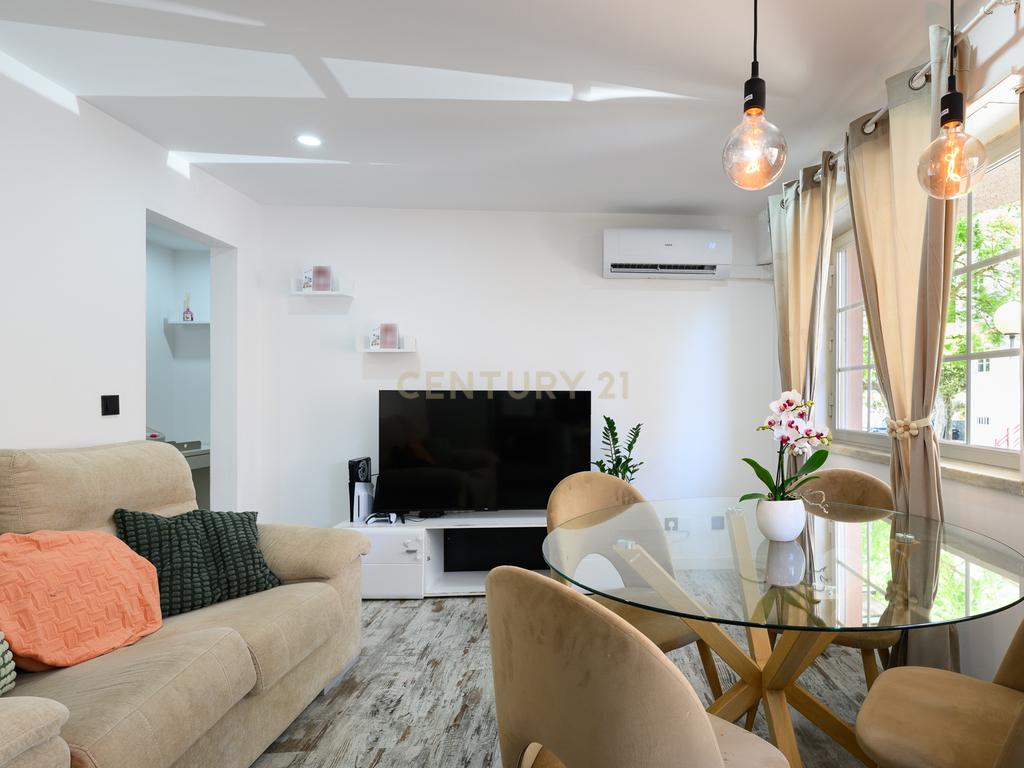 Apartamento T2 Remodelado | Charneca de Caparica - Image 2