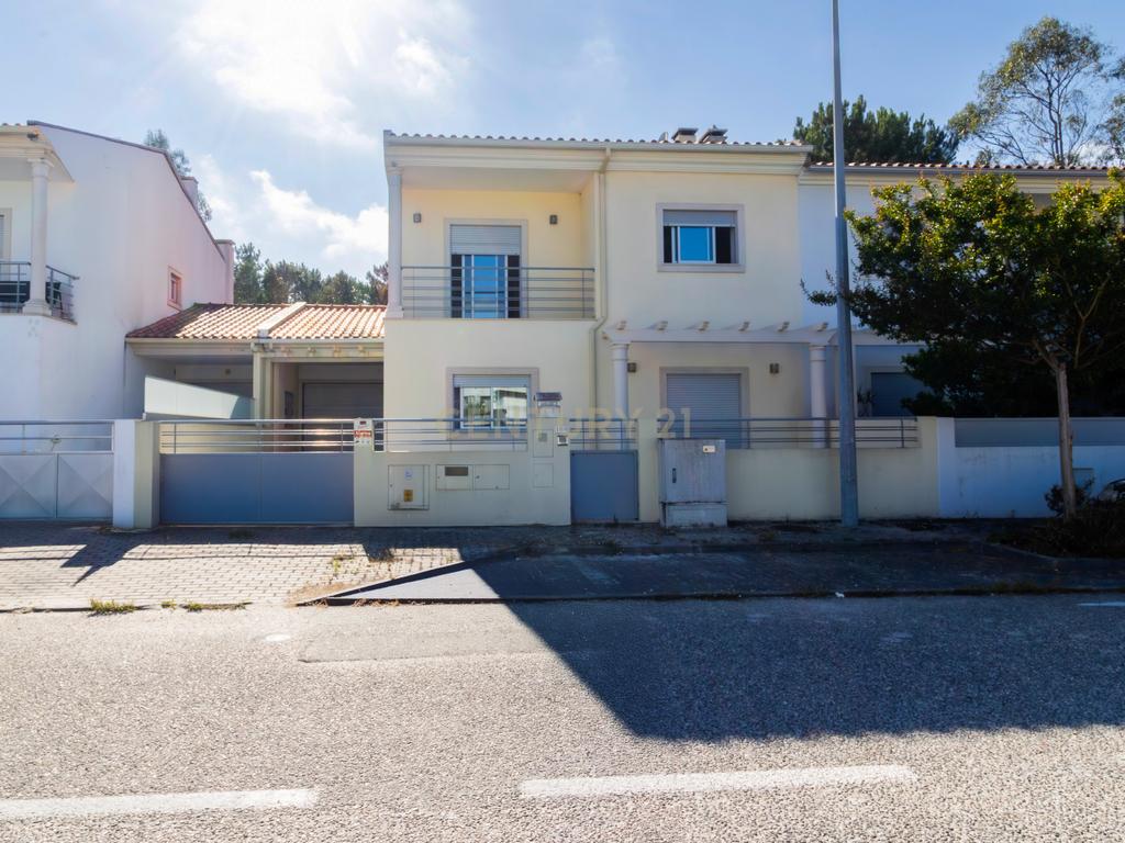 Moradia T4 com Piscina Privativa na Marinha Grande - Image 2