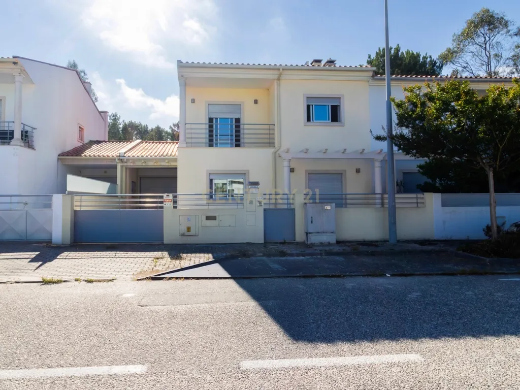 Moradia T4 com Piscina Privativa na Marinha Grande - Image 2