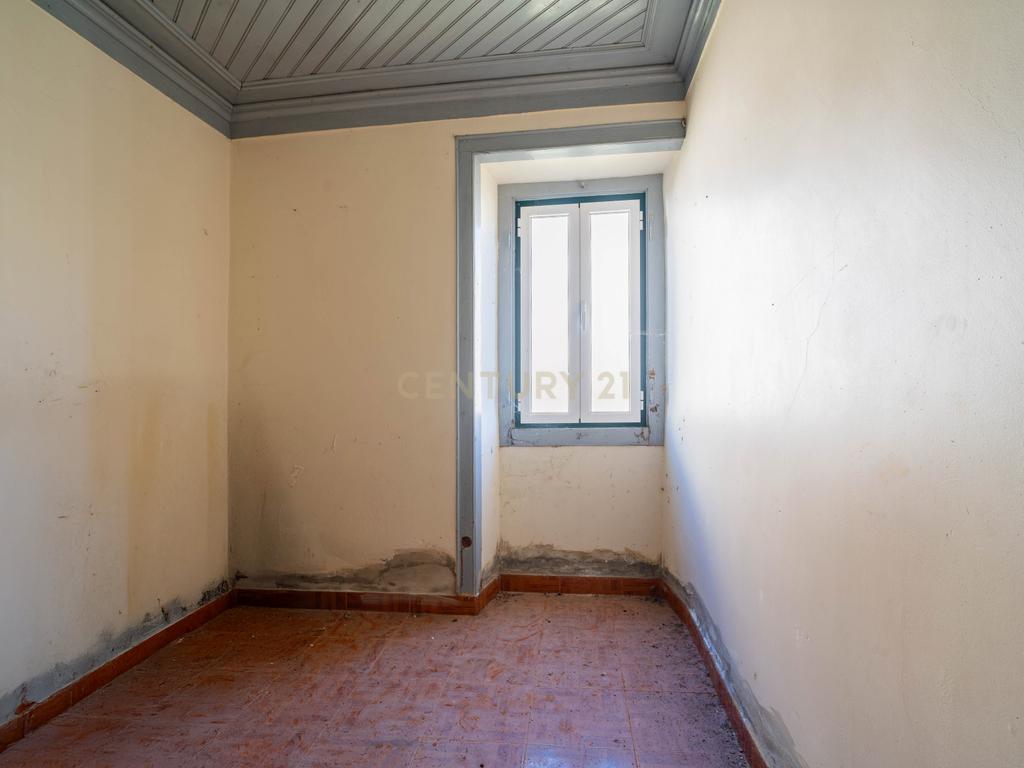 Moradia Térrea com Excelente Potencial 2.116 m2 de terreno Localização Priviligiada - Image 9