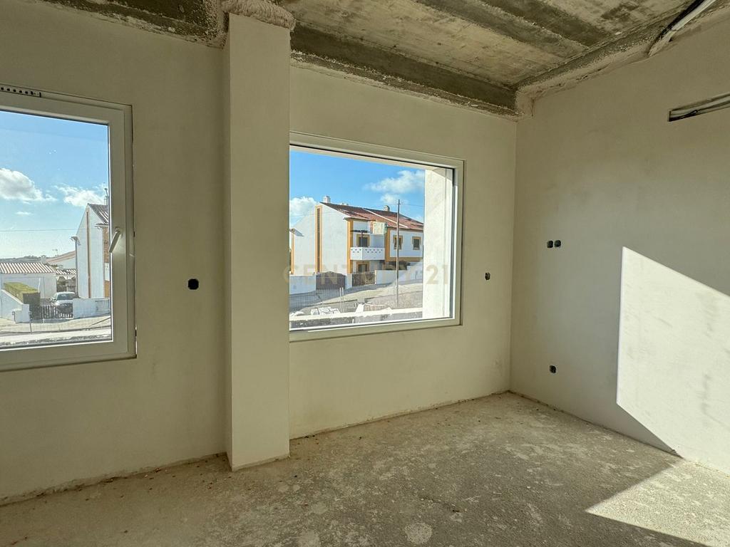 Moradia NOVA Moderna T4: PISCINA e JARDIM Conforto, Modernidade e Vistas Deslumbrantes - Image 25