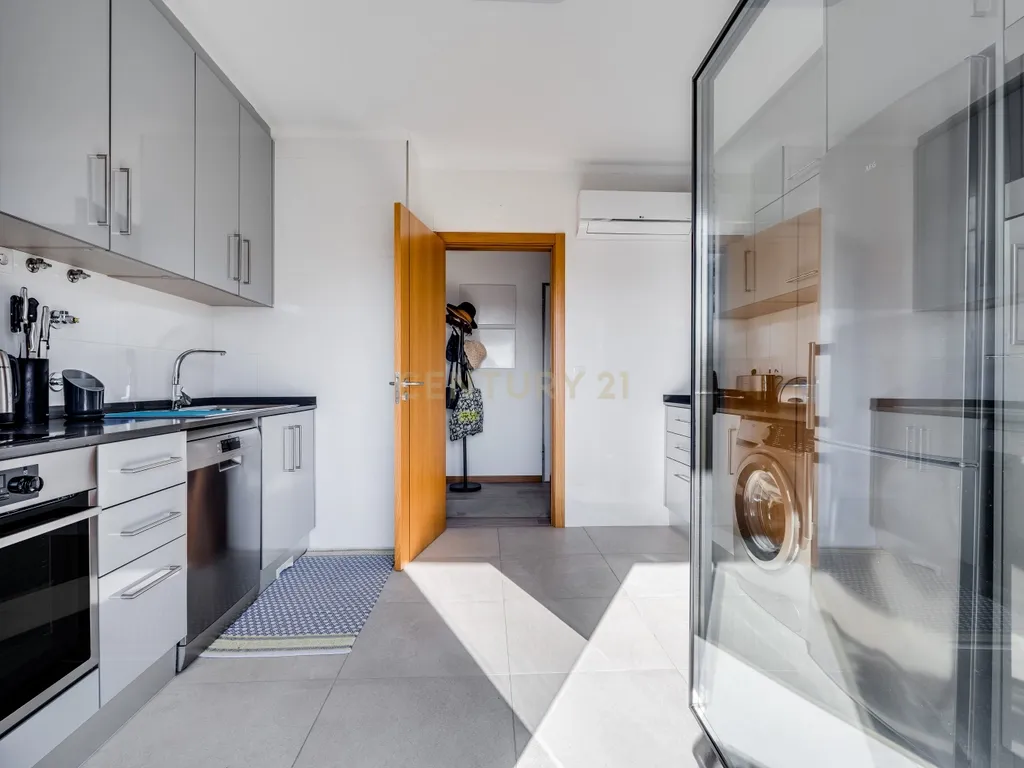 Apartamento T2+1 novo, design moderno, central, a 250metros da Praia de Armação de Pêra - Image 8