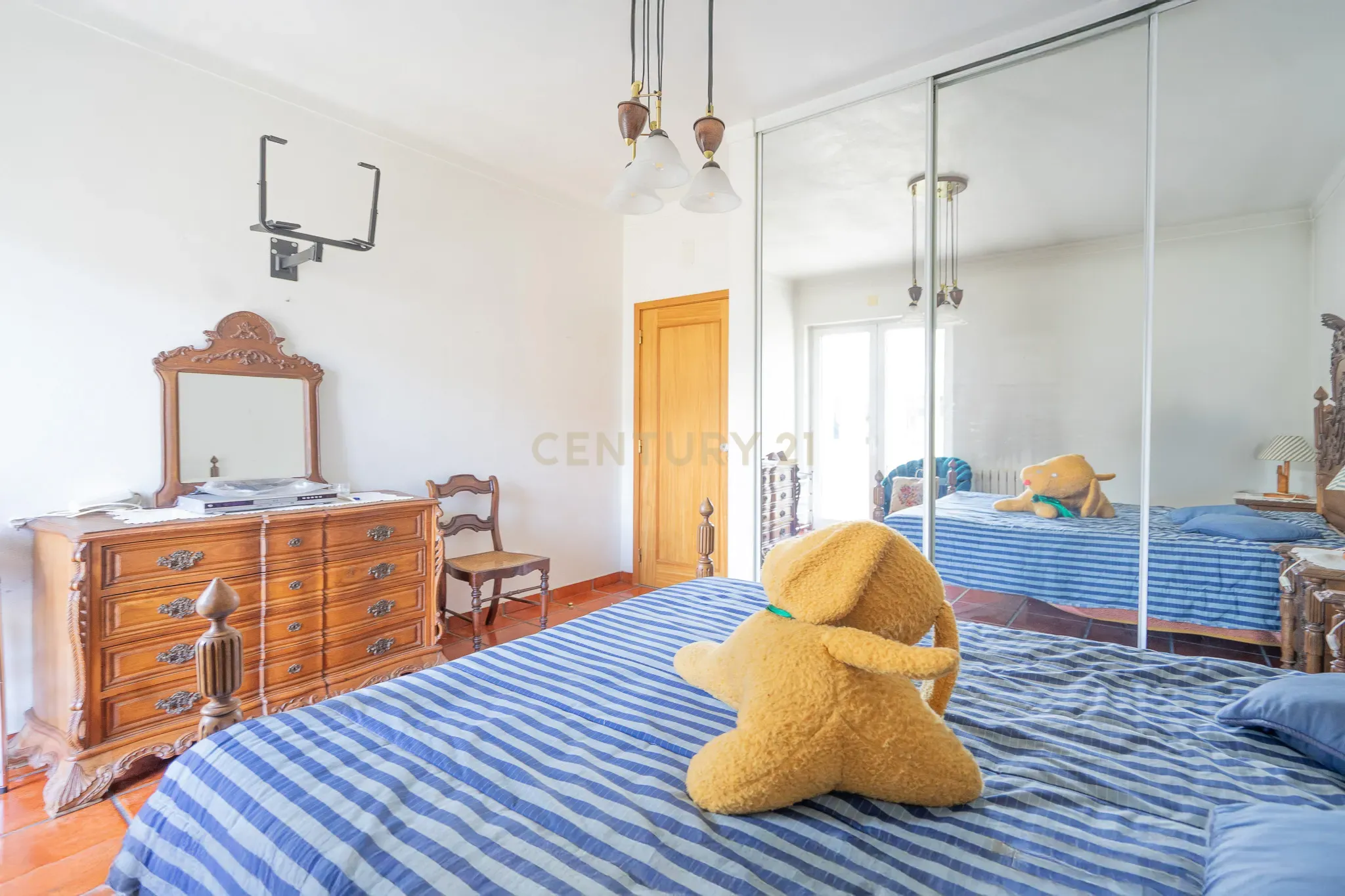 Moradia T5 com varanda coberta,terraço,piscina,jardim,poço,anexo e telheiro numa localização privilegada no centro de Lousã - Image 21