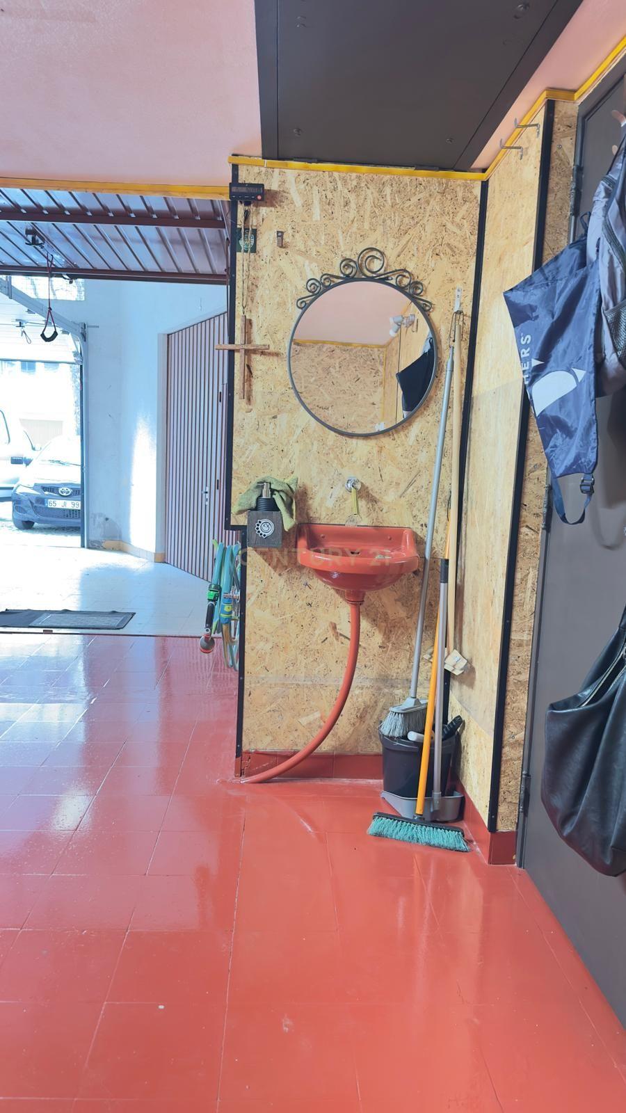Fotografia 3 de Garagem com Mezanine - Espaço versátil com arrumação extra