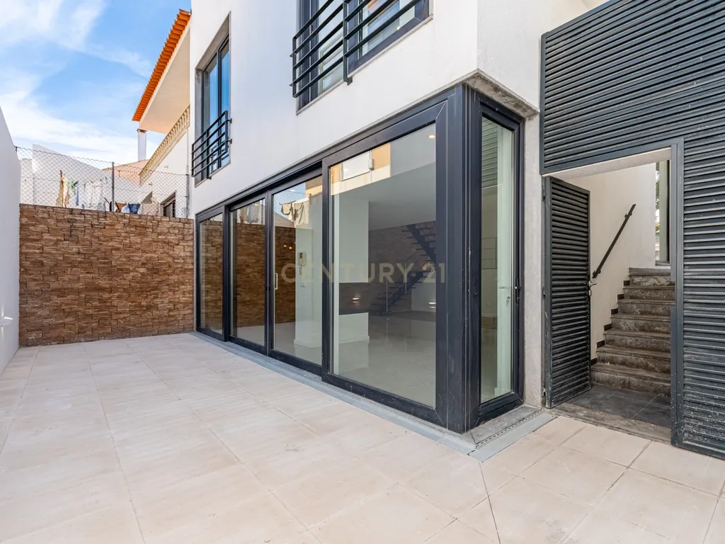 Moradia T3 com 3 Suites e Arquitetura Distinta em Samouco, Alcochete - Image 36
