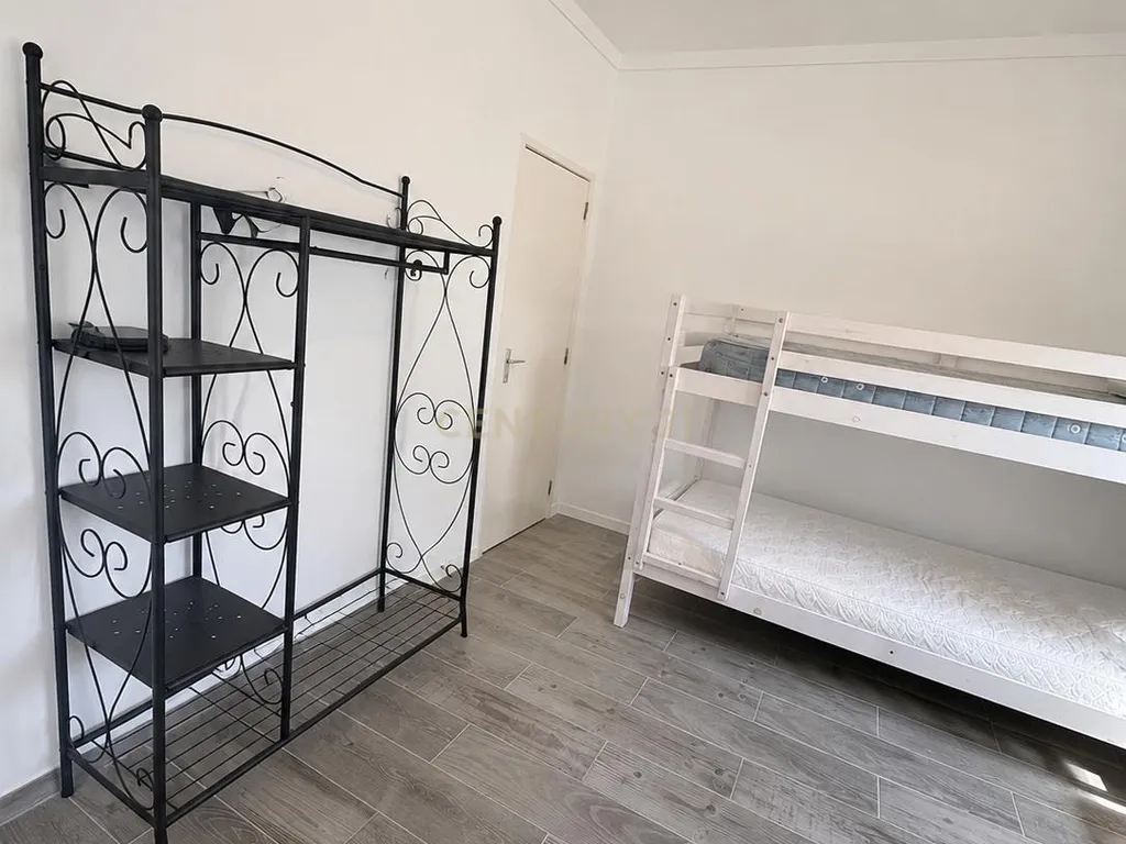 Duas moradias remodeladas com amplos espaços exteriores na Fajarda, Coruche - Image 33