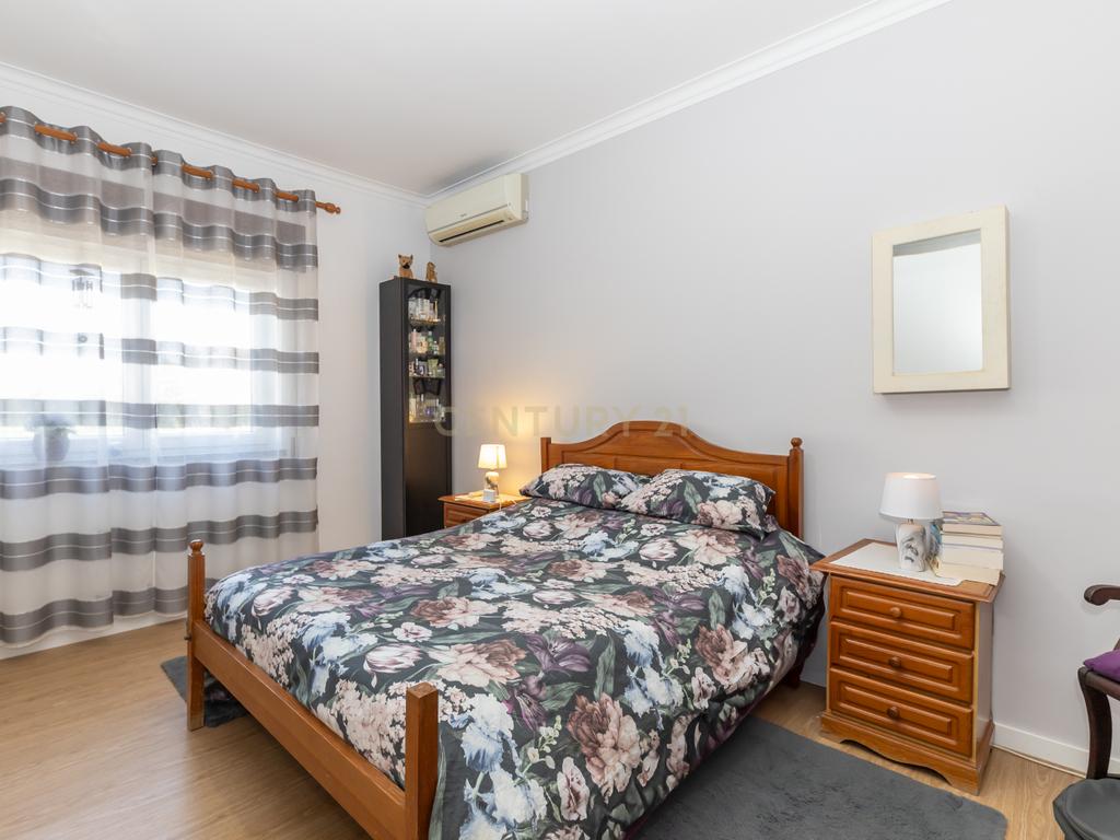 Moradia T5 no centro da Quinta do Conde – Espaço, Conforto e Localização Perfeita - Image 26