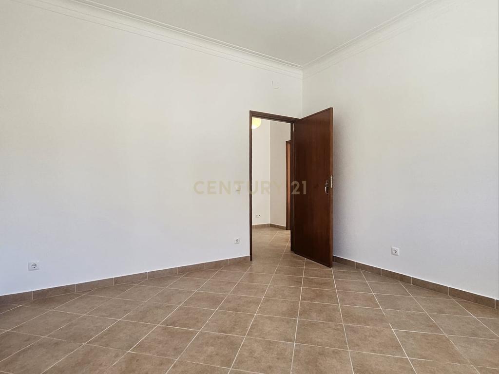 Moradia Bifamiliar T4 com Quintal e Garagem no Bairro das Nogueiras, Évora - Image 19
