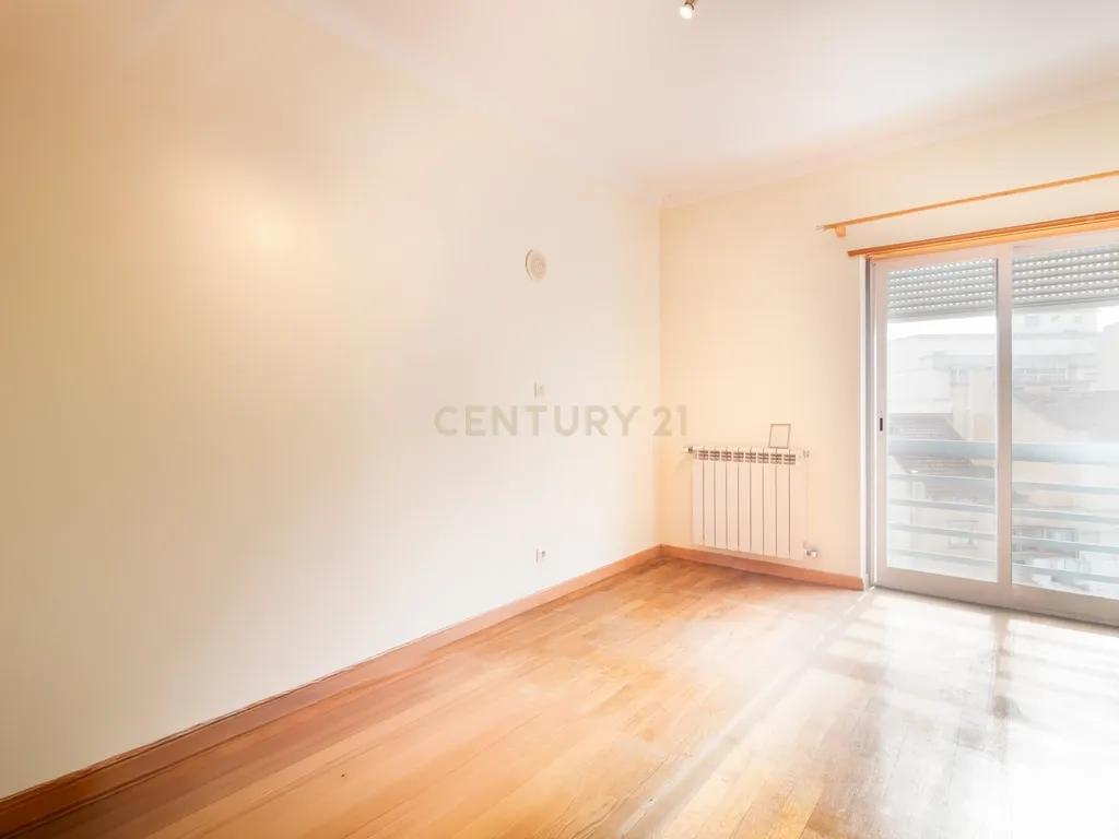Apartamento T4 no Centro de Odivelas com Parqueamento para 3 Viaturas - Image 11