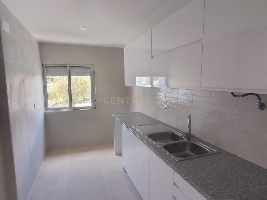 T2 Totalmente Renovado | Santa Iria da Azóia | 265.000 € - Image 2