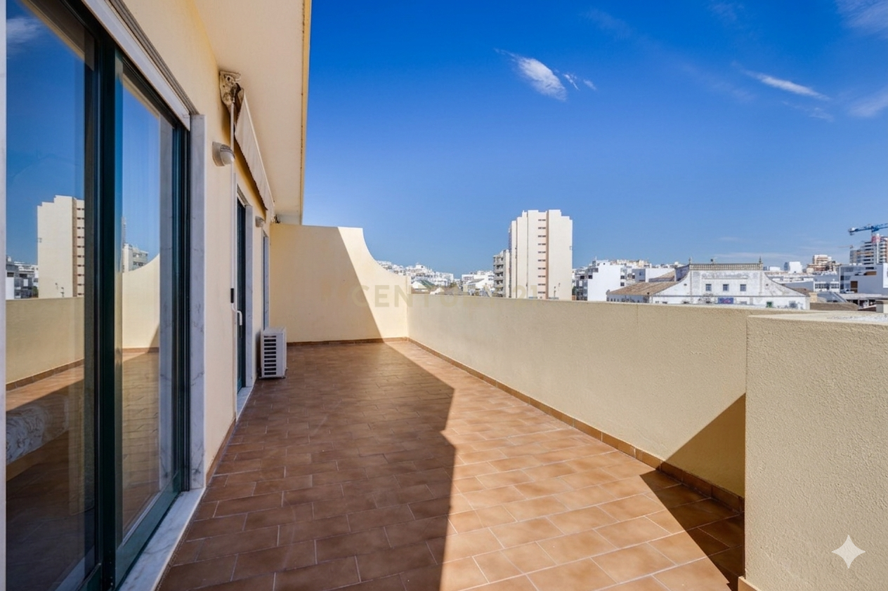 Fotografia 8 de Dúplex T4 com 2 terraços, varandas e garagem – Baixa de Faro