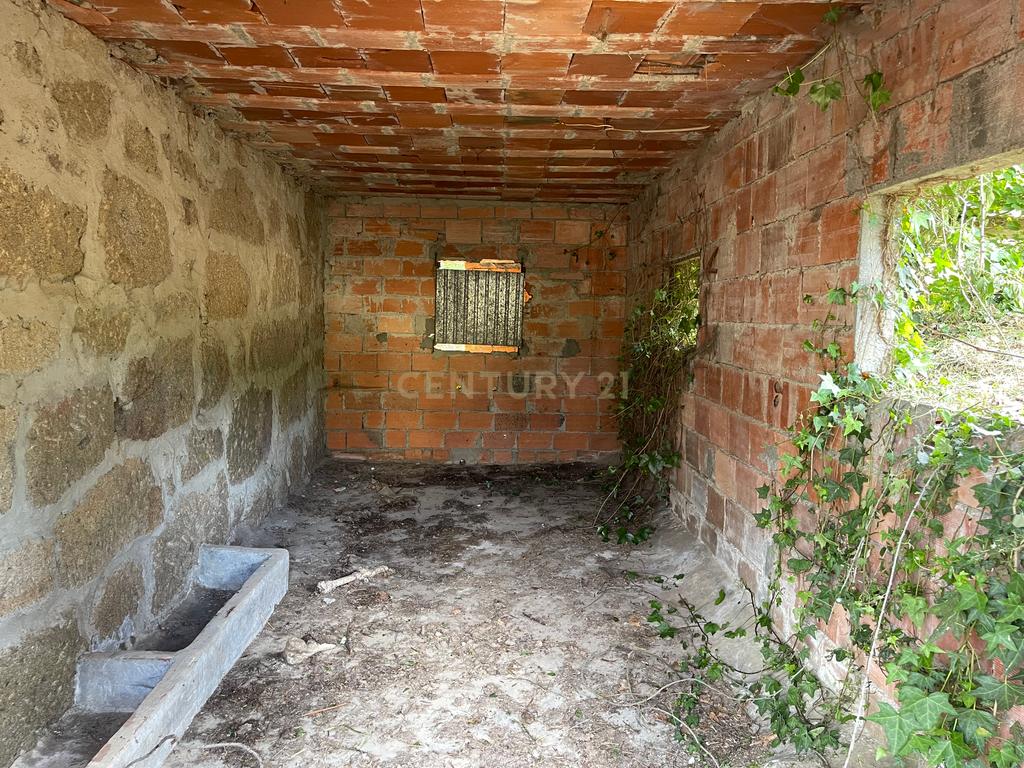 Propriedade com 1,8 hectares de área urbana e 3,2 hectares de solo fértil e floresta, composta por 8 edifícios independentes totalizando 700 m² de área construída, localizada no centro de Serrazes, São Pedro do Sul. - Image 56