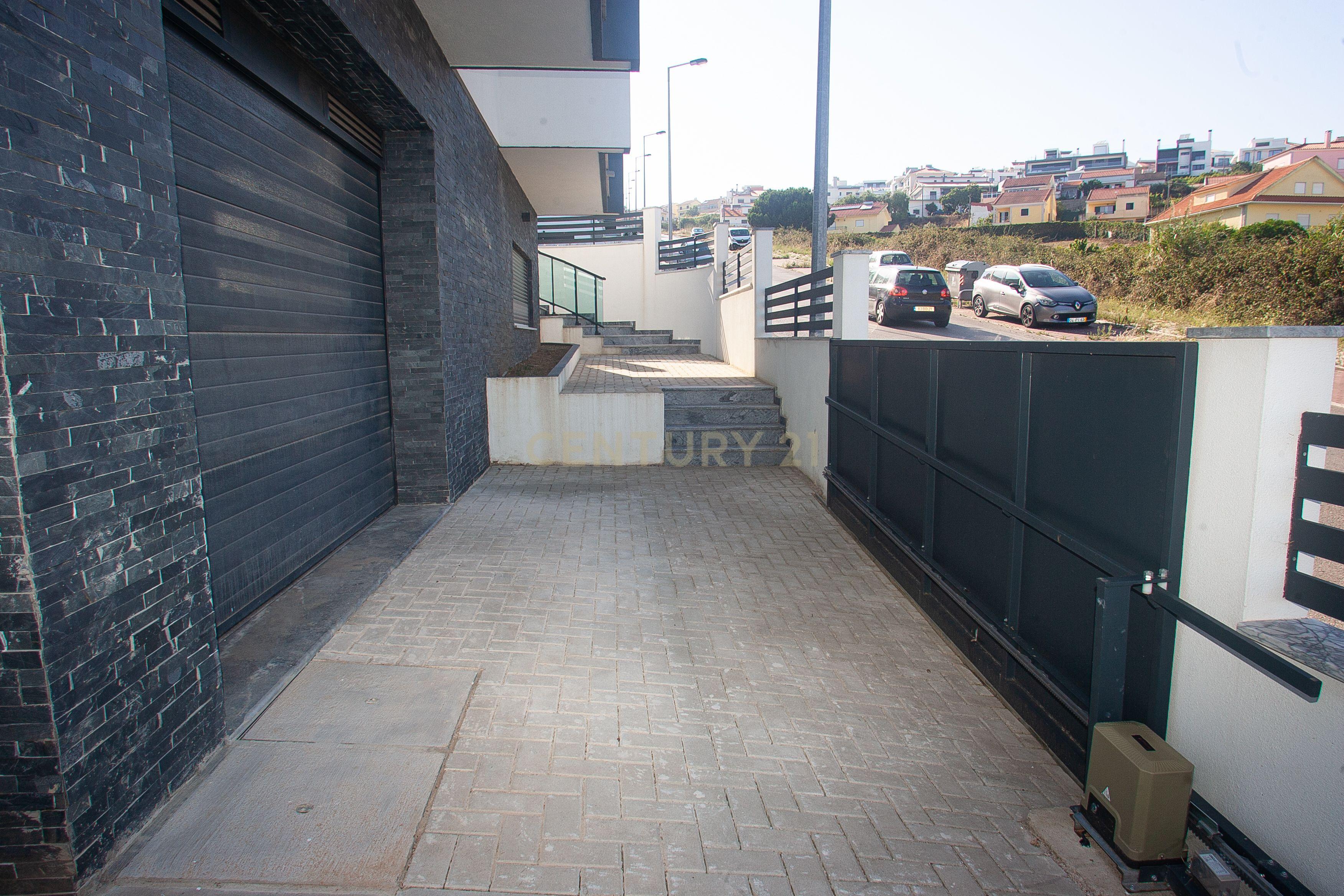 MORADIA T5 + 3 EM FAMÕES, COM PISCINA, JARDIM E BOX PARA 4 CARROS - Image 32