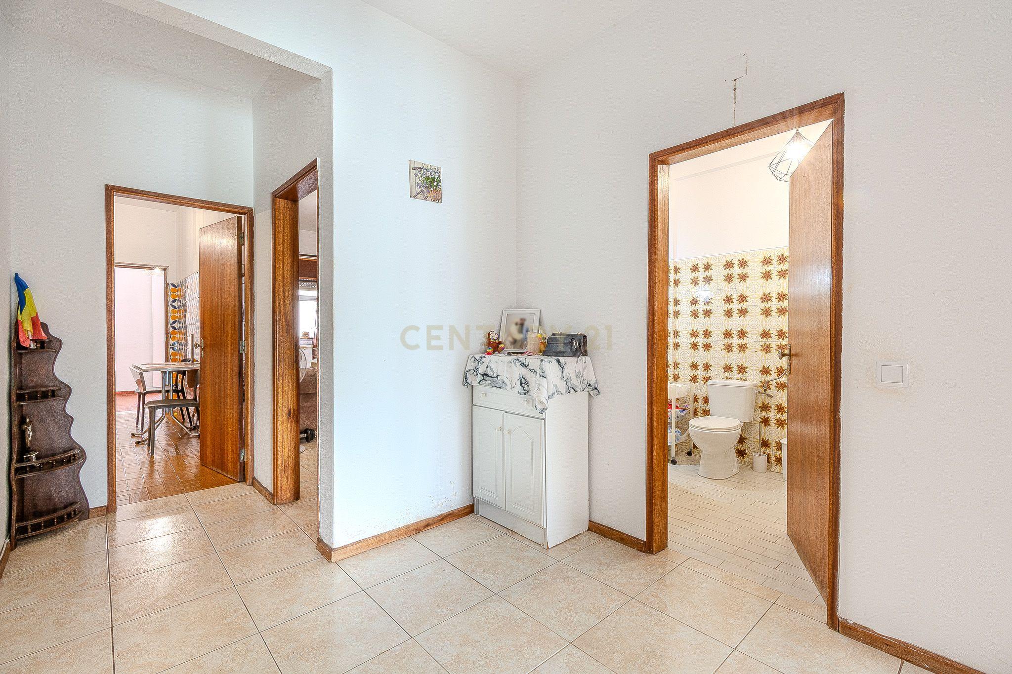 Fotografia 10 de Apartamento T2 com Espaços Exteriores e Arrecadação