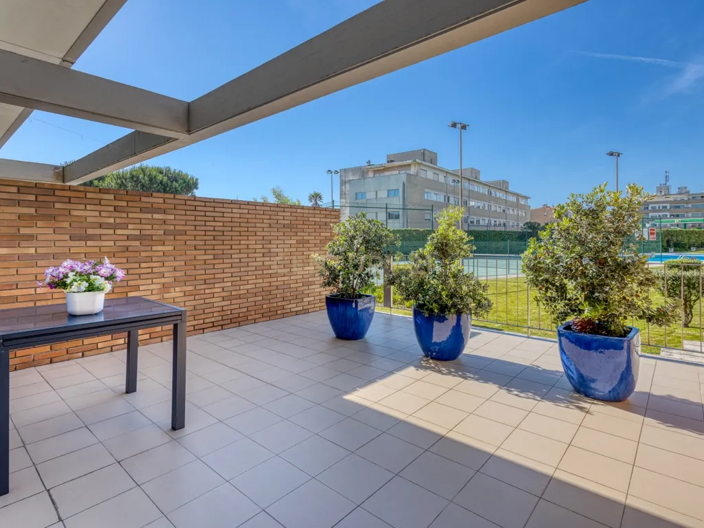 Apartamento T2+1 Duplex em condomínio fechado a 600m da praia - Image 4