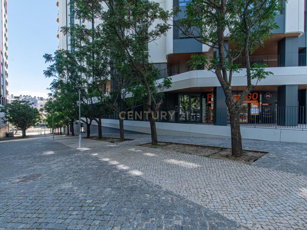 T1 no 11 andar: arrecadação e estacionamento no condomínio Distrikt, Parque das Nações - Image 23
