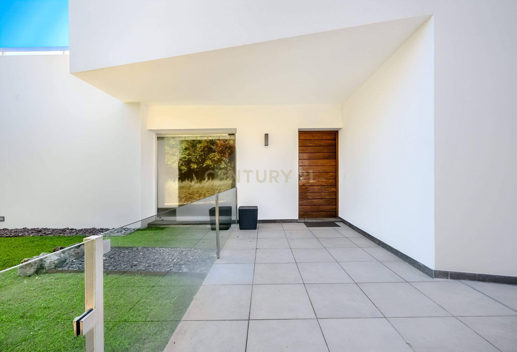 Fotografia 5 de Moradia T5 Contemporânea com Piscina e Jardim Privativo – São Pedro do Estoril