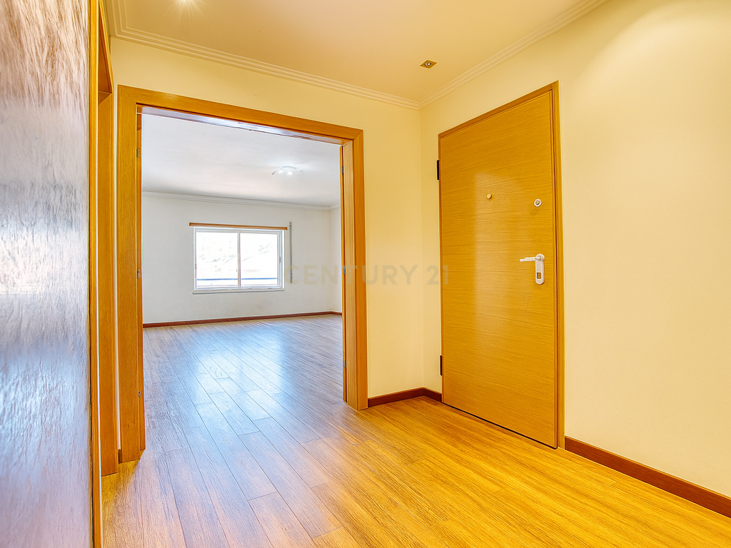 T2 com Box e Arrecadação – Ramada, Odivelas - Image 2