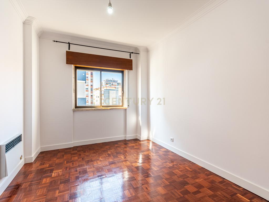 T2 na Amadora para Venda - Localização Central e Excelentes acessos - Image 11