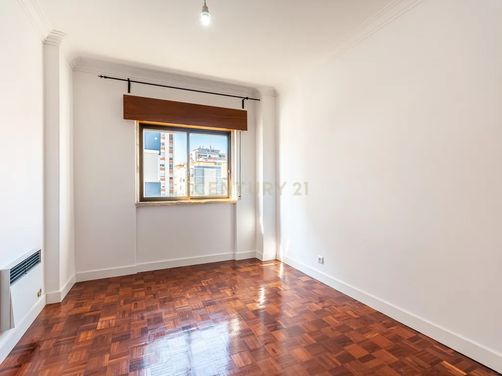 T2 na Amadora para Venda - Localização Central e Excelentes acessos - Image 11