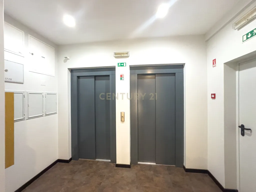 Escritório Moderno para arrendamento em Lagoa, Excelente Localização. - Image 14