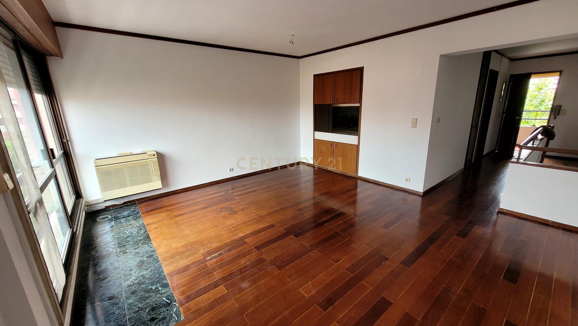 T3 Duplex para Arrendamento no Centro de Telheiras - Image 4