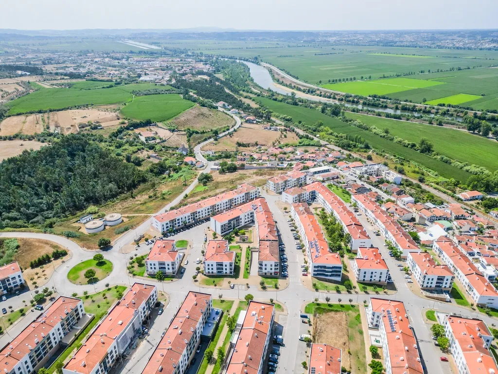 Loja passível de ser transformado em Apartamento T2 ou T3 com terraço privativo de Garagem - Image 6