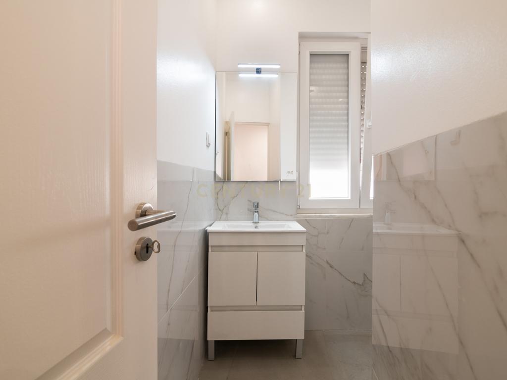 Vila Imperdível: 13 Frações Renovadas em Sacavém - Image 20